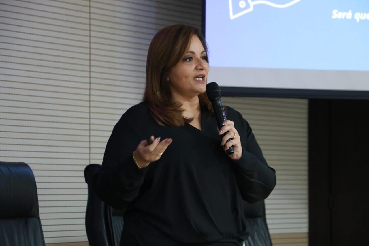 Denise Campos de Toledo sorrindo